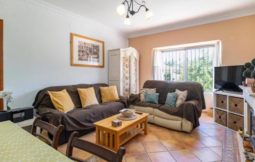 ein Wohnzimmer mit Sofa und Fernseher in der Unterkunft Nice Home In Chiclana De La Fronter in Chiclana de la Frontera