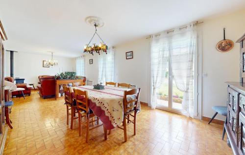 Χώρος καθιστικού στο 3 Bedroom Lovely Home In Fontenay