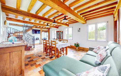un salon avec un canapé et une table dans l'établissement 3 Bedroom Beautiful Home In Haudricourt, à Haudricourt