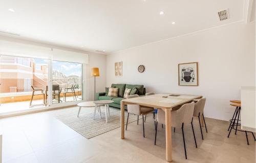 een woonkamer met een tafel en een bank bij Nice Apartment In Torre De La Horadada in Torre de la Horadada