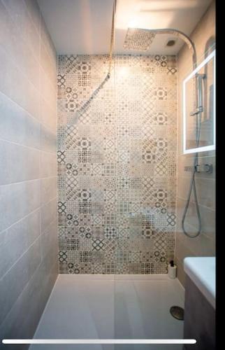 une salle de bain avec une douche avec une porte vitrée dans l'établissement Grand studio proche Gare, Parc Longchamp, à Marseille