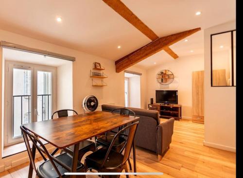 un salon avec une table et un canapé dans l'établissement Grand studio proche Gare, Parc Longchamp, à Marseille