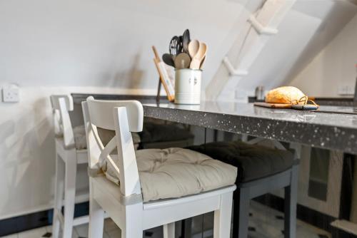 Φωτογραφία από το άλμπουμ του 2-Bedroom Cotswolds Chic, Cosy & Tranquil Retreat, Norcote Loft, Sleeps 3, With Private Parking! - by Blue Puffin Stays σε Gloucestershire