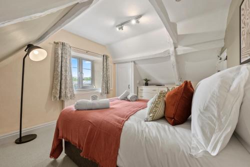 Ένα ή περισσότερα κρεβάτια σε δωμάτιο στο 2-Bedroom Cotswolds Chic, Cosy & Tranquil Retreat, Norcote Loft, Sleeps 3, With Private Parking! - by Blue Puffin Stays