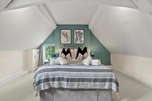 Ένα ή περισσότερα κρεβάτια σε δωμάτιο στο 2-Bedroom Cotswolds Chic, Cosy & Tranquil Retreat, Norcote Loft, Sleeps 3, With Private Parking! - by Blue Puffin Stays
