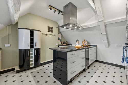 Η κουζίνα ή μικρή κουζίνα στο 2-Bedroom Cotswolds Chic, Cosy & Tranquil Retreat, Norcote Loft, Sleeps 3, With Private Parking! - by Blue Puffin Stays