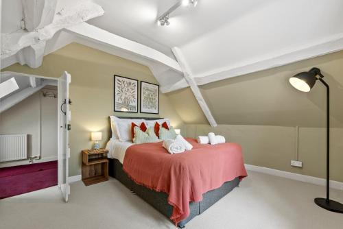 Ένα ή περισσότερα κρεβάτια σε δωμάτιο στο 2-Bedroom Cotswolds Chic, Cosy & Tranquil Retreat, Norcote Loft, Sleeps 3, With Private Parking! - by Blue Puffin Stays