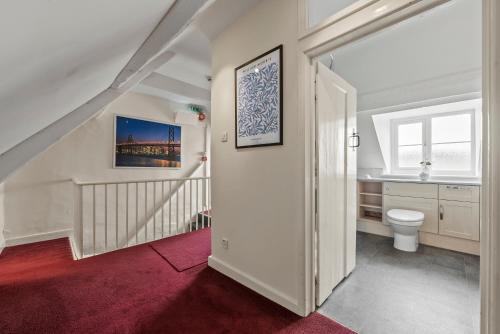Φωτογραφία από το άλμπουμ του 2-Bedroom Cotswolds Chic, Cosy & Tranquil Retreat, Norcote Loft, Sleeps 3, With Private Parking! - by Blue Puffin Stays σε Gloucestershire
