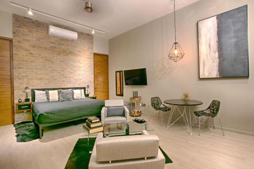 En eller flere senge i et værelse på Rooftop Pool, Bar and Gym, Romantic Zone Stay