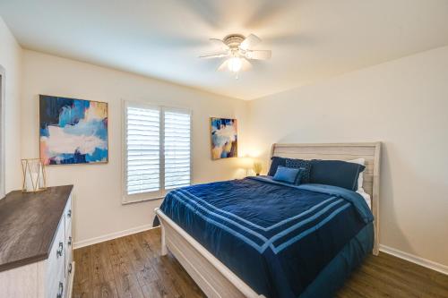 Postel nebo postele na pokoji v ubytování 6 Mi to Beach Naples Condo with Pool and Hot Tub