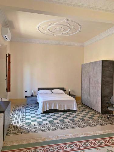 a bedroom with a bed and a ceiling at la villa dell'orologio in Santa Croce sullʼ Arno
