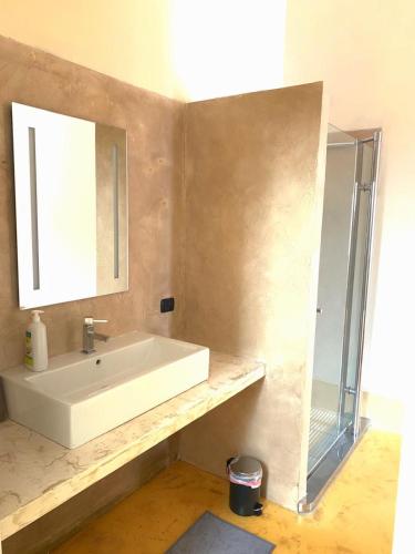 a bathroom with a sink and a mirror at la villa dell'orologio in Santa Croce sullʼ Arno