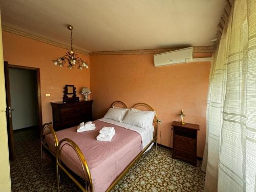una camera da letto con un letto con due asciugamani sopra di La Dimora del Falconiere - Guest House a Sulmona
