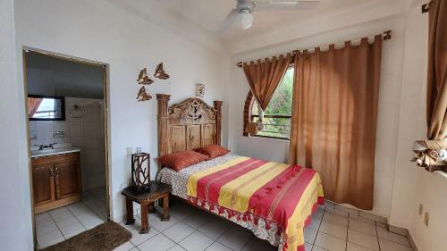 叶莱巴Villas Santa Cecilia Villa Sebas en Yelapa的一间卧室配有一张床、淋浴和盥洗盆