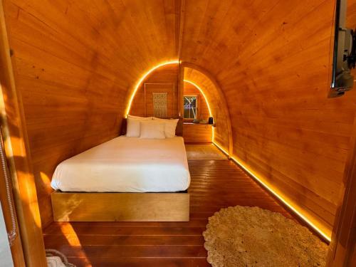 a small room with a bed in a tunnel at Glicínia Boutique Hotel in Freamunde