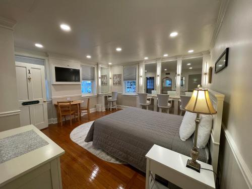 a hotel room with a bed and a dining room at Red Caboose Motel & Restaurant in Ronks