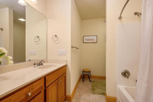 Un baño con lavabo y un espejo grande. en LSC209 La Dolce Vita II, en Nags Head