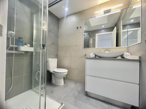 a bathroom with a toilet and a sink and a shower at Bright Place Bungalow in San Bartolomé