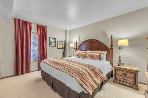 ein Schlafzimmer mit großem Bett und Fenster in der Unterkunft 2BR Condo Walk to Ski Lift Downtown in Park City