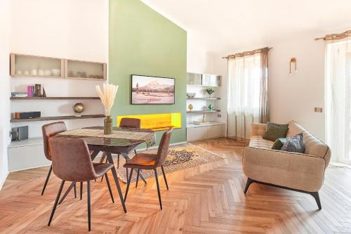 a living room with a table and chairs and a couch at Eco Chic in Monza