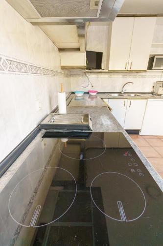 a kitchen with a glass counter top in a room at La cabaña del cañón in Vadillo