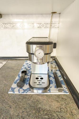 a mixer sitting on a towel on a counter at La cabaña del cañón in Vadillo