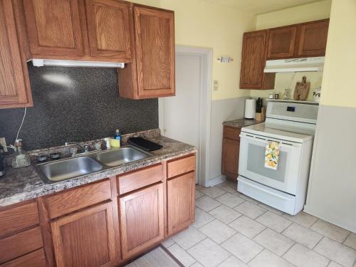 Kuchyň nebo kuchyňský kout v ubytování Charming 2-bedroom cottage 8 miles from Sturgis with WiFi, AC and parking space!