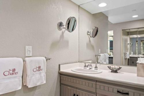 un baño con lavabo y espejo en The Charter at Beaver Creek D185, en Beaver Creek
