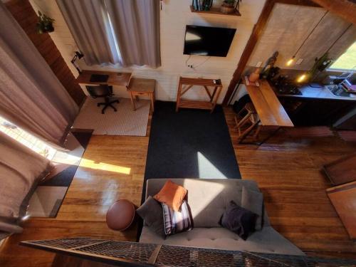an overhead view of a living room with a couch at Chalé SZ Pantanal in Cáceres