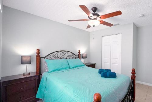 En eller flere senge i et værelse på Simple house 5 beds 4 baths near Beach