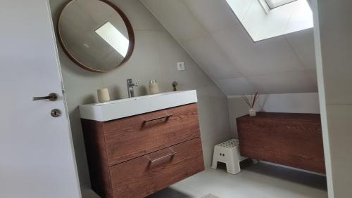 un bagno con lavandino e specchio di Villa avec piscine By Platinum Homes- capacité 8 personnes - Heillecourt a Heillecourt