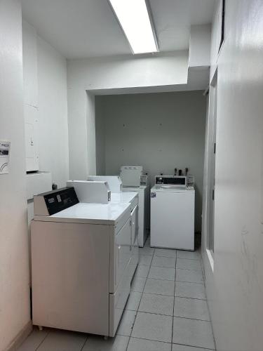 een keuken met witte apparatuur in een kamer bij Casablanca on the beach in Miami Beach