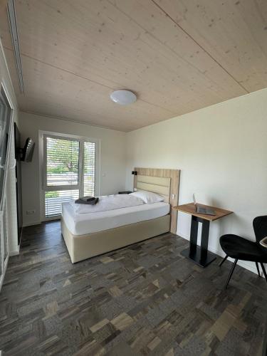 Postel nebo postele na pokoji v ubytování Hotel Lijo, bei Basel