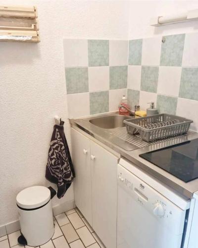 Il comprend une petite cuisine avec un lavabo et des toilettes. dans l'établissement Appart lumineux Piscine Parking, au Cap d'Agde