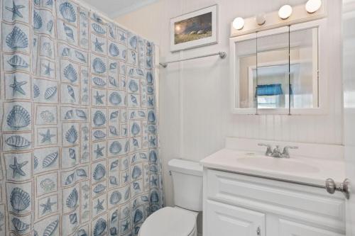 een badkamer met toilet en wastafel bij SNH448 L'il Seabreeze in Nags Head
