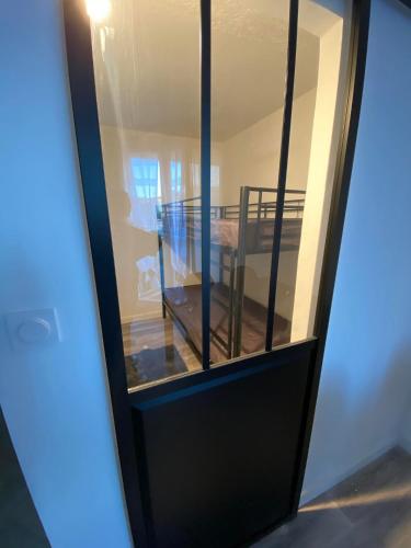 une porte en verre menant à une chambre avec un escalier. dans l'établissement Studio en bord de mer 200M, à Fréjus