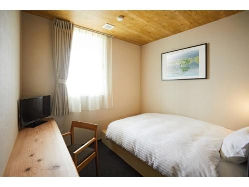 a small bedroom with a bed and a window at HOTEL SLOW VILLAGE - Vacation STAY 66828v in Hagyū