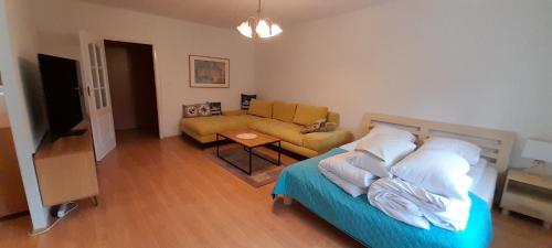 a living room with a bed and a couch at Apartament w centrum Pobierowa blisko plaży in Pobierowo