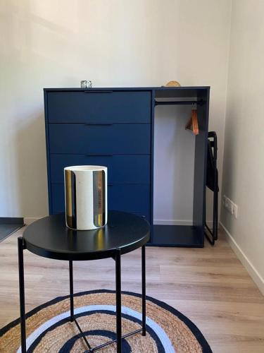 une table noire avec un récipient dessus dans une pièce dans l'établissement Charman Studi au coeur de Lille, à Lille