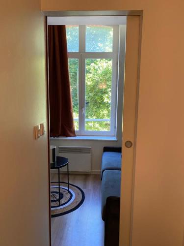 un salon avec une fenêtre et un canapé dans l'établissement Charman Studi au coeur de Lille, à Lille