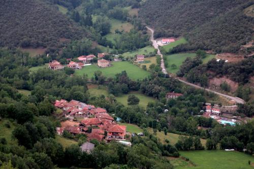 an aerial view of a house in a mountain at Casa Vacacional La Pedrera in Baró