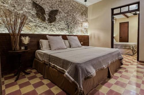 a bedroom with a large bed in a room at Itinerante/Casa del Mago. Mérida in Mérida