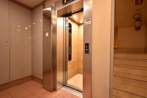 a elevator in a hallway of a building at Welc-oM Deluxe next to Pra della Valle in Padova