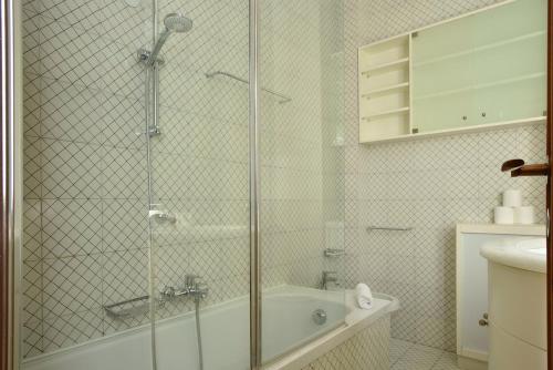 a bathroom with a shower and a bath tub at Welc-oM Deluxe next to Pra della Valle in Padova