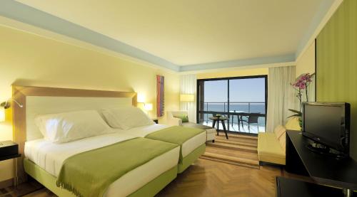 Кровать или кровати в номере Pestana Promenade Ocean Resort Hotel