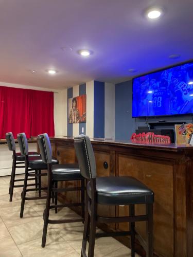 Μια τηλεόραση ή/και κέντρο ψυχαγωγίας στο Broadway and Main Hotel