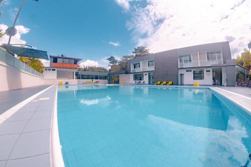 a large swimming pool in front of a building at Muricatas Hostería in Pedro Vicente Maldonado
