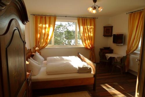 a bedroom with a bed and a window at Pension Marillenhof in Melk