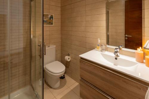 Bilik mandi di Modern sea front apartment in Garachico 2