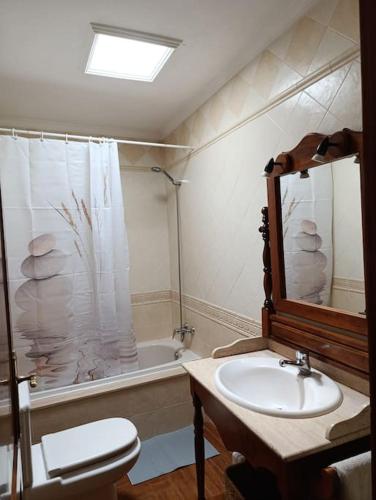 a bathroom with a sink and a toilet and a tub at Casa Los Dises in Caleta de Caballo